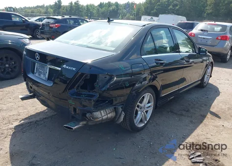 2014 Mercedes-Benz C 300 Luxury 4Matic/Sport 4Matic z USA, uszkodzony, nr VIN WDDGF8AB1EG243395